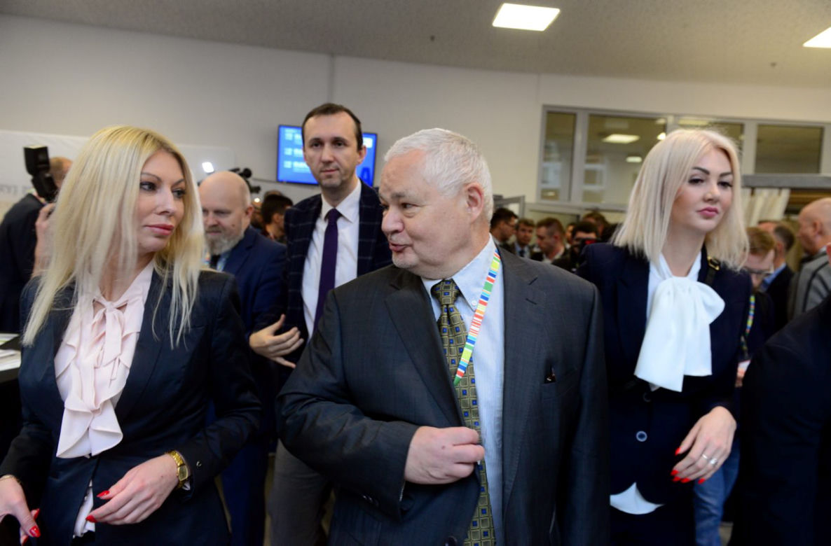 Prezes PiS krytykuje zarobki aniołków Glapińskiego