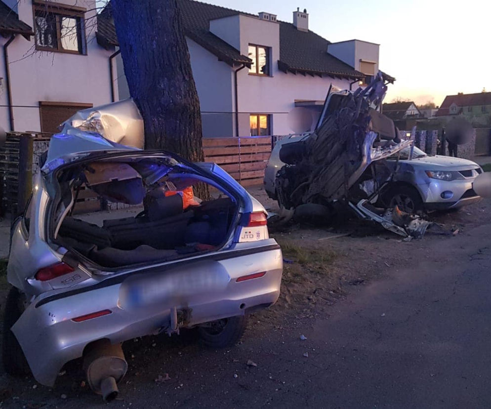Auto zostało ROZERWANE! Dwie osoby NIE ŻYJĄ! Kierowca UCIEKŁ do lasu!