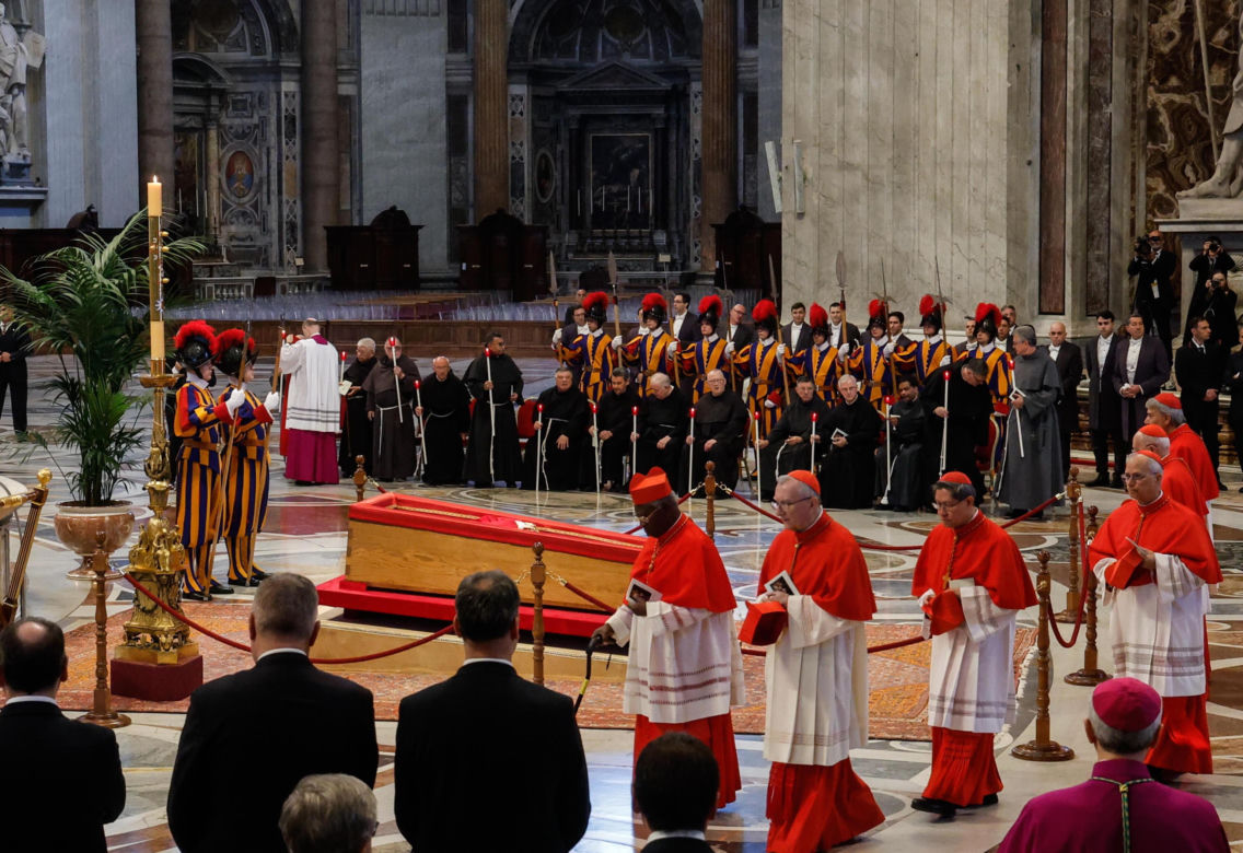 Trumna z ciałem papieża Franciszka przeniesiona w procesji do bazyliki Św. Piotra