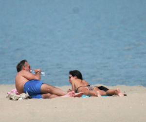 Marta Kaczyńska z mężem na plaży