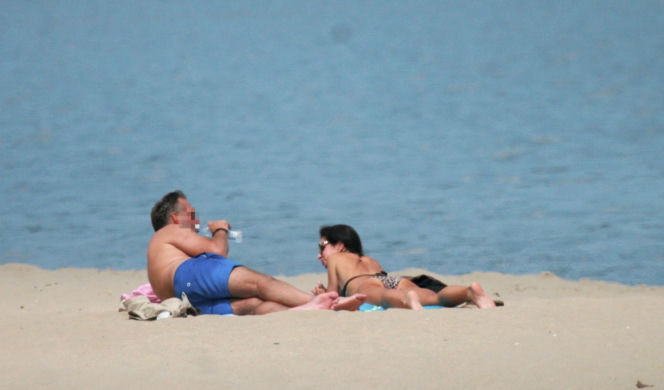 Marta Kaczyńska z mężem na plaży