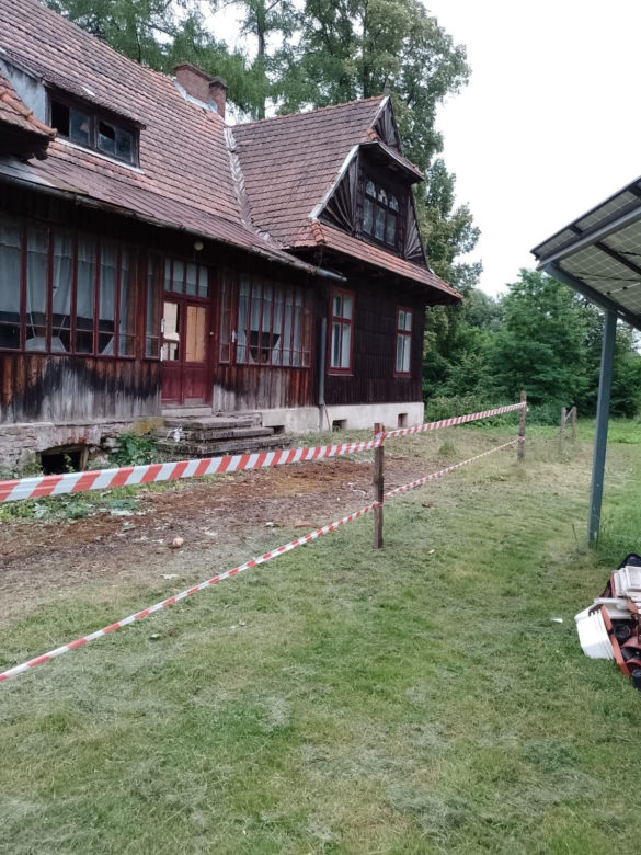 Zabytkowa drewniana plebania w Dydni popada w ruinę