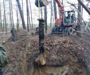 Niesamowite odkrycie w lesie! Z ziemi wykopali zabytkowy czołg