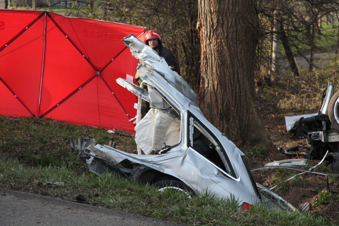 Razem się urodzili i razem zginęli. Audi bliźniaków roztrzaskało się o przydrożne drzewo 