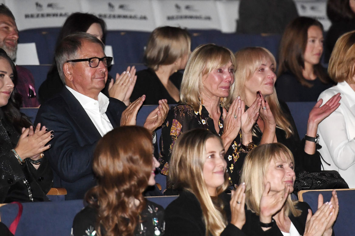 Agnieszka Woźniak-Starak płacze po projekcji filmu zmarłego męża