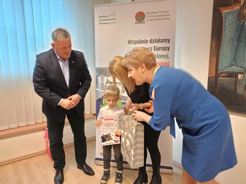 Podsumowanie konkursu na bożonarodzeniową kartkę świąteczną z recyklingu odbyło się w siedzibie Przedsiębiorstwa Energetycznego w Siedlcach
