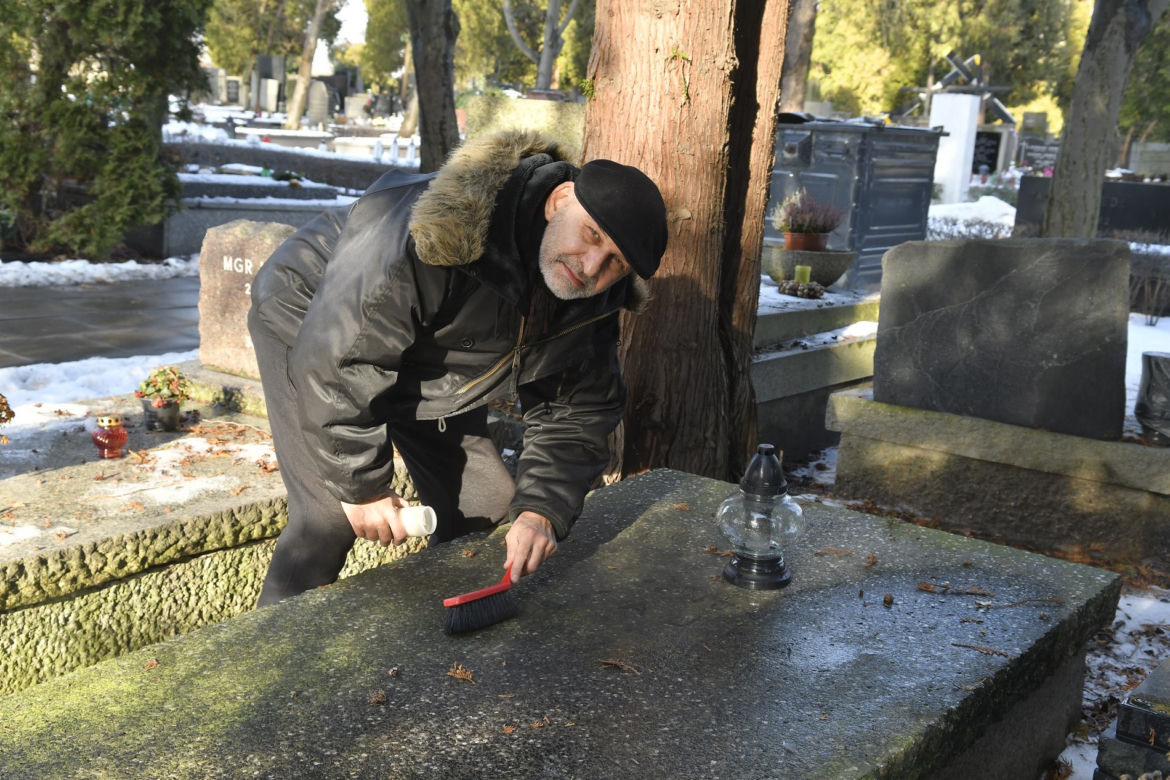 Czajka postawił nowy grób mamie
