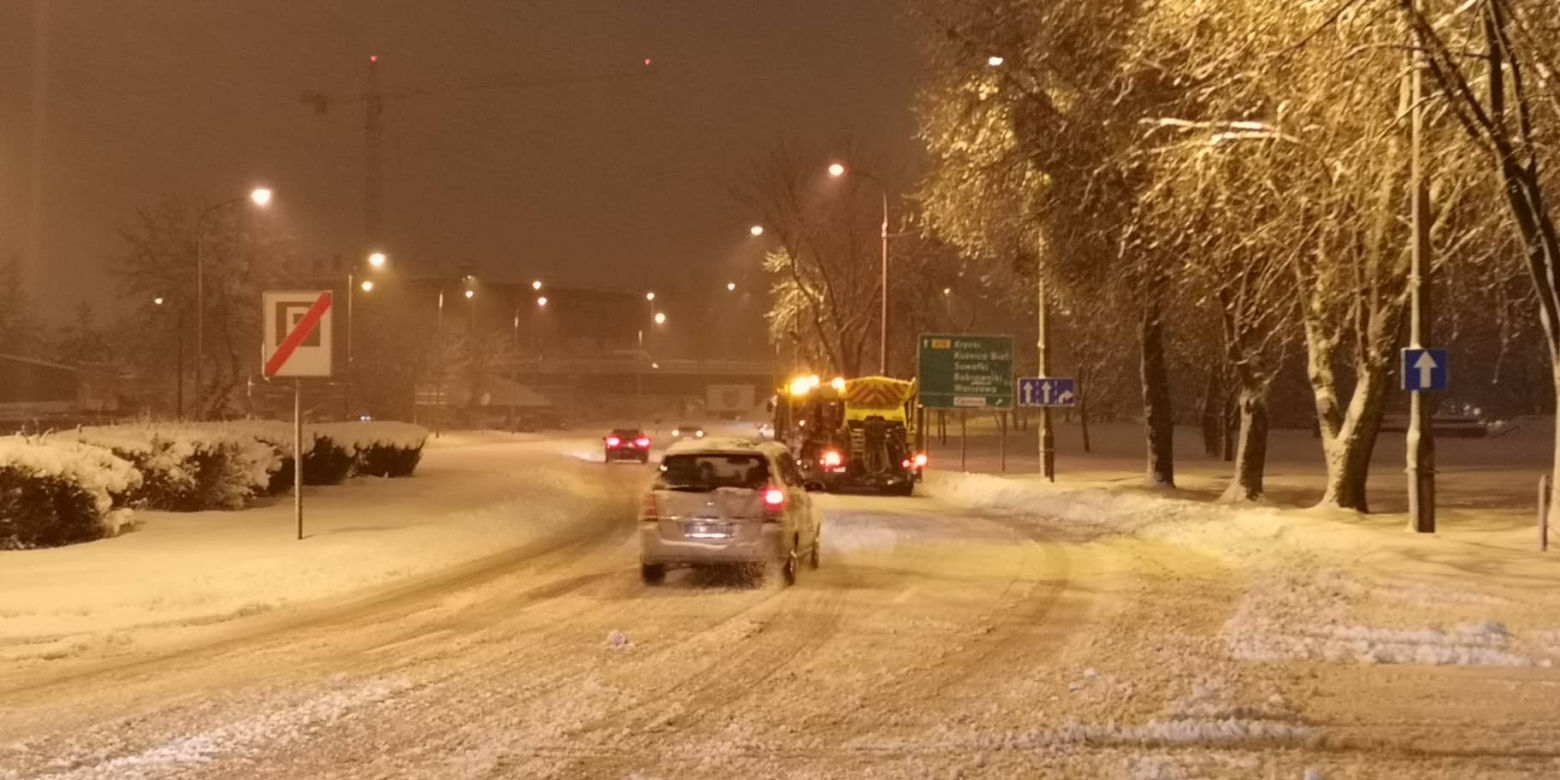 Atak zimy w Białymstoku. Śnieżyca sparaliżowała miasto i region [ZDJĘCIA]