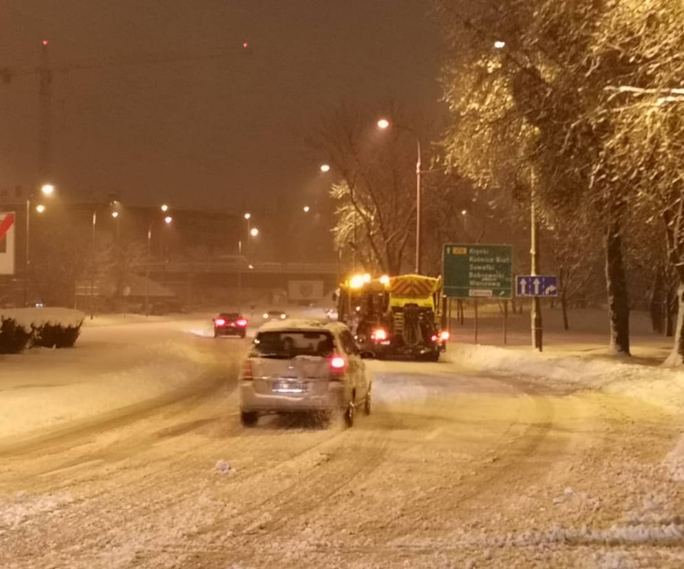 Atak zimy w Białymstoku. Śnieżyca sparaliżowała miasto i region [ZDJĘCIA]