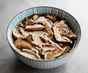 Tym zalewam suszone grzyby i odstawiam. Smakują o wiele lepiej niż te moczone w wodzie 