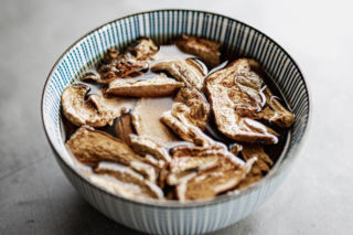 Tym zalewam suszone grzyby i odstawiam. Smakują o wiele lepiej niż te moczone w wodzie 