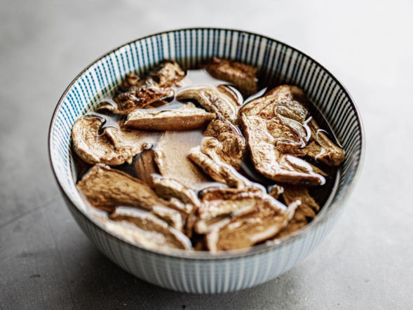 Tym zalewam suszone grzyby i odstawiam. Smakują o wiele lepiej niż te moczone w wodzie 