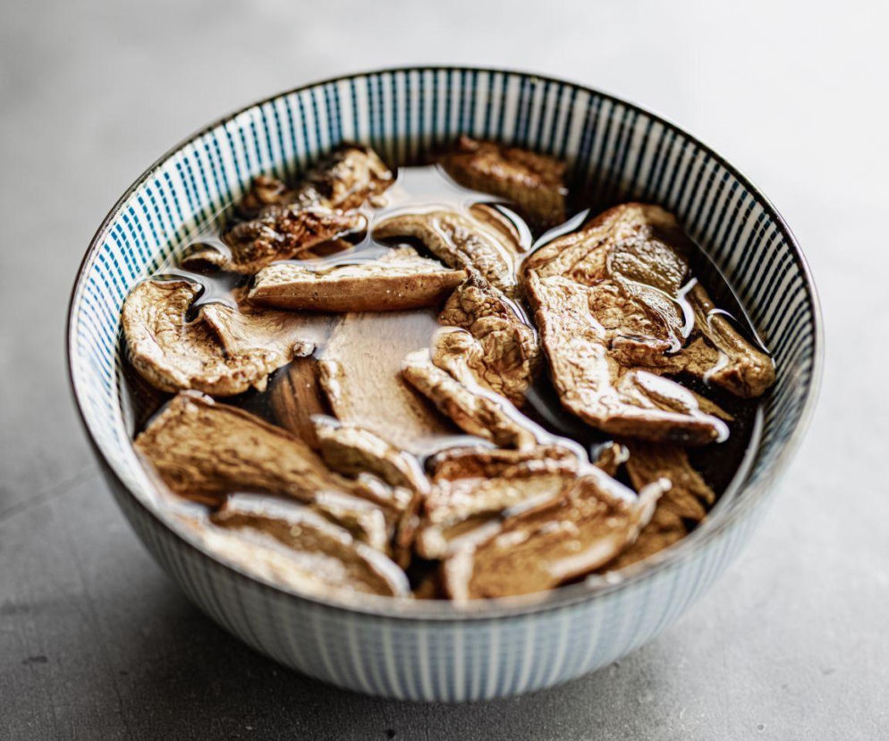 Tym zalewam suszone grzyby i odstawiam. Smakują o wiele lepiej niż te moczone w wodzie 