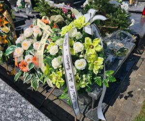 Nowa Sarzyna. Przemysław  S. przyznał, że zabił sąsiadkę. Na grobie pojawiły się kwiaty od sąsiadów [ZDJĘCIA]