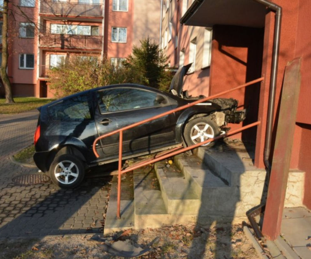 Jarosław: wjechał samochodem na schody