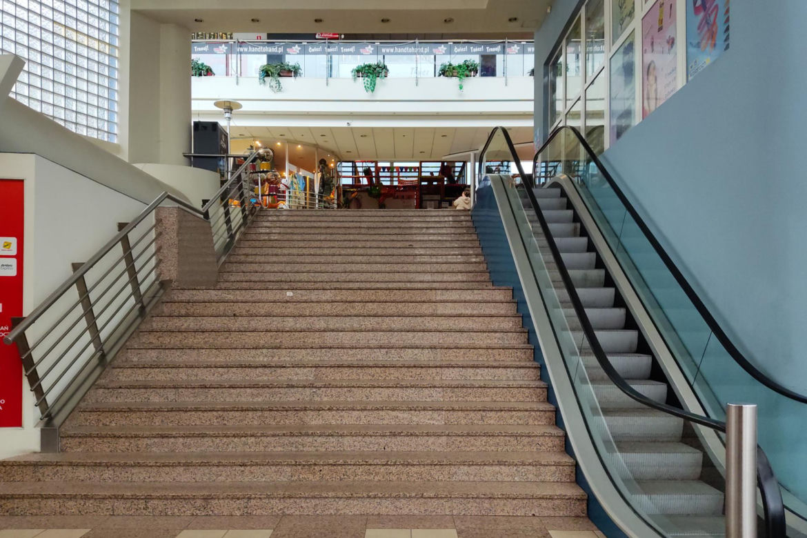 Centrum handlowe Land przy metrze Służew w Warszawie