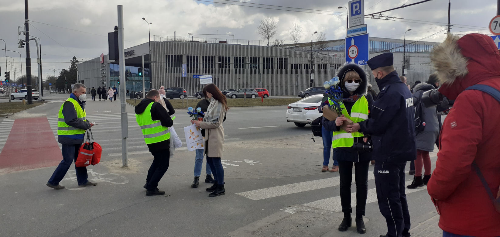 Kobiety dostawały róże zamiast mandatów