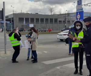 Kobiety dostawały róże zamiast mandatów