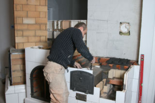Nowczesny dom ogrzewany... piecem ceramicznym z płytą kaflową i piecem chlebowym