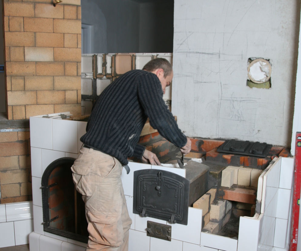 Piec ceramiczny z kuchnią kaflową i piecem chlebowym