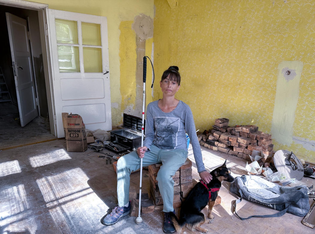 Pani Maria mieszka posród gruzu. Ciężko chora kobieta potrzebuje pomocy