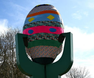 Jeden z najdziwniejszych pomników w Polsce przebrał się na Wielkanoc! Pomnik Ziemniaka w niecodziennej odsłonie