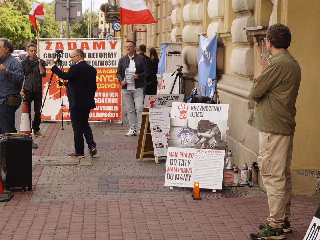 Protest rodziców przeciw alienacji pod sądem w Przemyślu