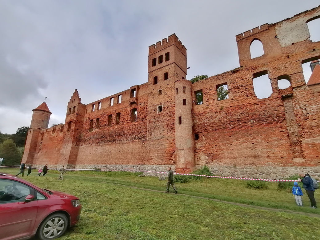 Pomarańczowi rowerzyści najechali zamek w Szymbarku