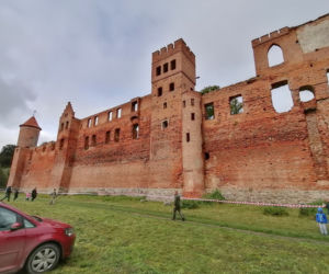 Pomarańczowi rowerzyści najechali zamek w Szymbarku