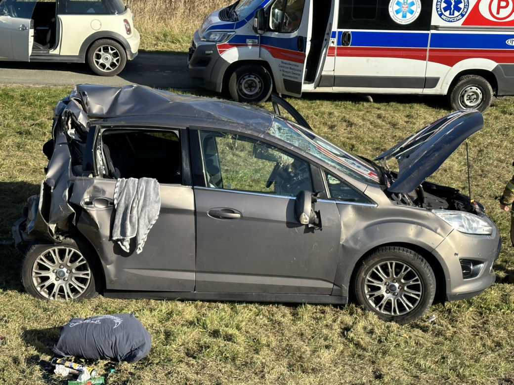 Groźny wypadek w Palmirach. Ciężarówka wbiła się w forda