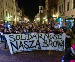 Tłumy mieszkańców Torunia na pikiecie upamiętniającej śmierć Izy z Pszczyny. Na proteście pojawił się Leszek Balcerowicz