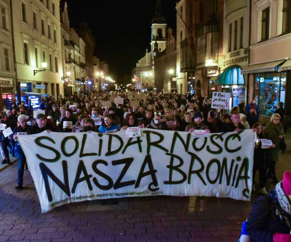 Tłumy mieszkańców Torunia na pikiecie upamiętniającej śmierć Izy z Pszczyny. Na proteście pojawił się Leszek Balcerowicz