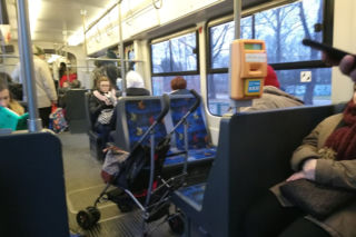Kraków: Agresywna pasażerka wyzywała ludzi w tramwaju. Do grobu k**** debilu [WIDEO]