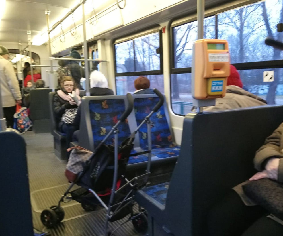 Kraków: Agresywna pasażerka wyzywała ludzi w tramwaju