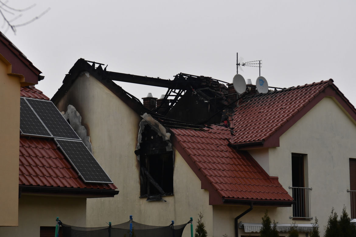 Miejsce po nocnym pożarze na poddaszu domu dwurodzinnego na szczecińskim osiedlu Krzekowo-Bezrzecze