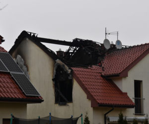 Miejsce po nocnym pożarze na poddaszu domu dwurodzinnego na szczecińskim osiedlu Krzekowo-Bezrzecze