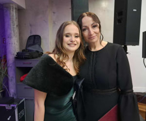 Tak bawili się maturzyści na studniówce skarżyskiego Erbla. Kreacje jak z czerwonego dywanu