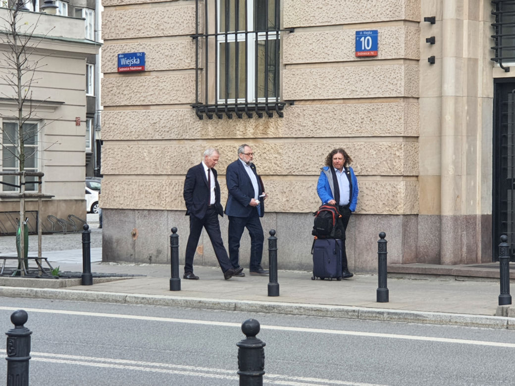 Marszałek Grodzki buszuje między półkami w sklepie