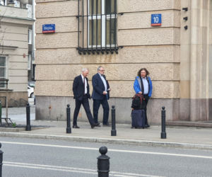 Marszałek Grodzki buszuje między półkami w sklepie
