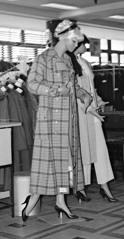 Damskie płaszcze z warszawskiej Cory, czy łódzkiej Telimeny oraz męskie okrycia Próchnika zawsze cieszyły się powodzeniem 