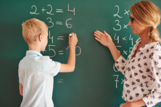 Szybka kartkówka z matematyki. Ile to jest 50-24:6+8-18:3=? Na podanie wyniku masz 15 sekund