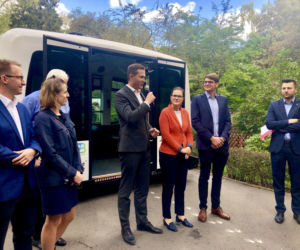 Pierwszy przejazd autonomicznym autobusem zainaugurowała prezydent Aleksandra Dulkiewicz, która osobiście wcisnęła przycisk startu.  