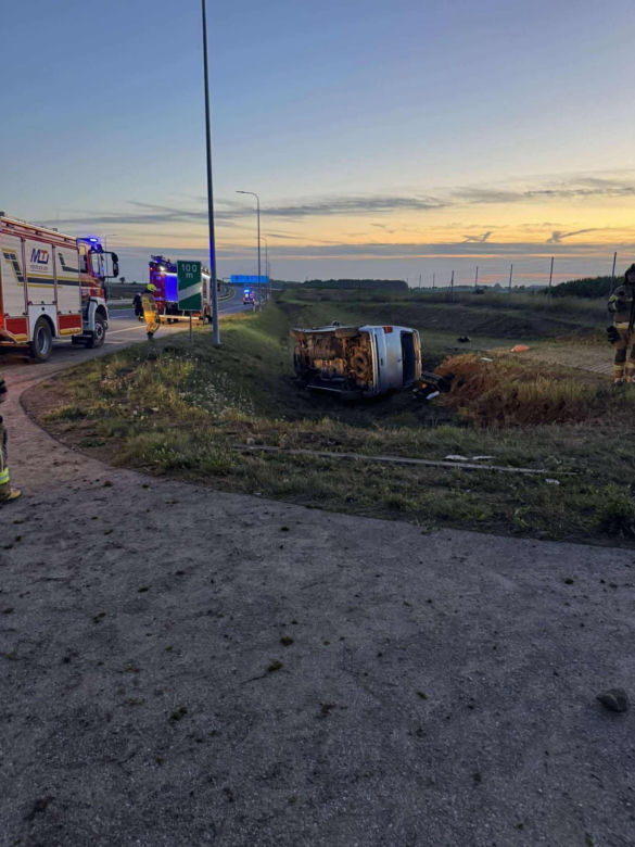 Poważny wypadek pod Łomżą. Bus wypadł z drogi. Wielu poszkodowanych