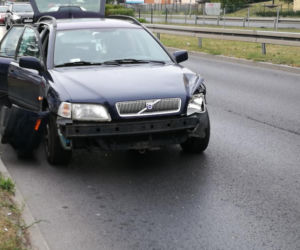 Poranny wypadek na ul. Solskiego w Bydgoszczy. Osobówka wjechała w barierki!