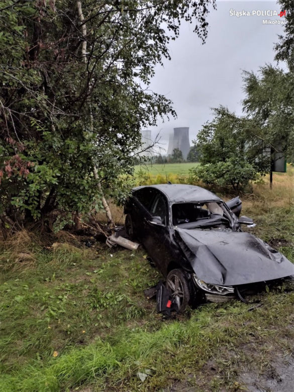 Śląskie: Groźny wypadek na DK81. Ojciec wiózł trójkę dzieci do szkoły. Samochód rozbił się na drzewie [ZDJĘCIA]
