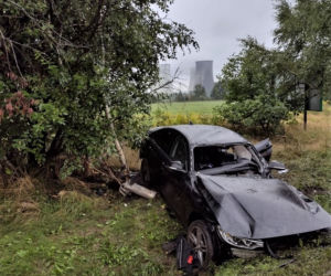 Śląskie: Groźny wypadek na DK81. Ojciec wiózł trójkę dzieci do szkoły. Samochód rozbił się na drzewie [ZDJĘCIA]