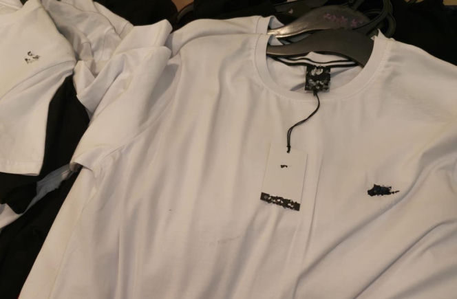 Podróbki na targowisku w Łosicach. Policja znalazła podrobione  t-shirty i kurtki!