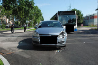 Osobówka zderzyła się z autobusem miejskim. Czworo pasażerów trafiło do szpitala - ZDJĘCIA