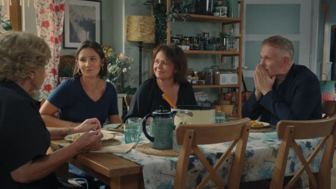 M jak miłość odc. 1908. Barbara (Teresa Lipowska), Artur Rogowski (Robert Moskwa), Agnes (Amanda Mincewicz), Marysia (Małgorzata Pieńkowska)