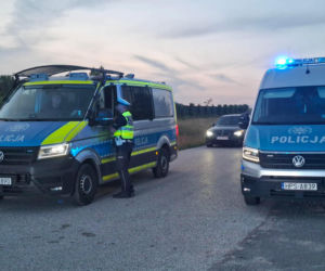 Trwa obława po zabójstwie w Mierzawie. Nie żyje 80-letni mężczyzna, jego żona trafiła do szpitala